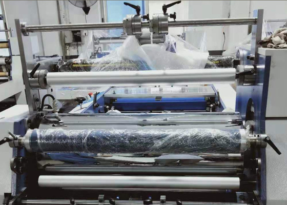 China Halb automatische PVC-Blatt-Laminierungs-Maschinen-Matt-/glattes Film-Stahl-Material fournisseur